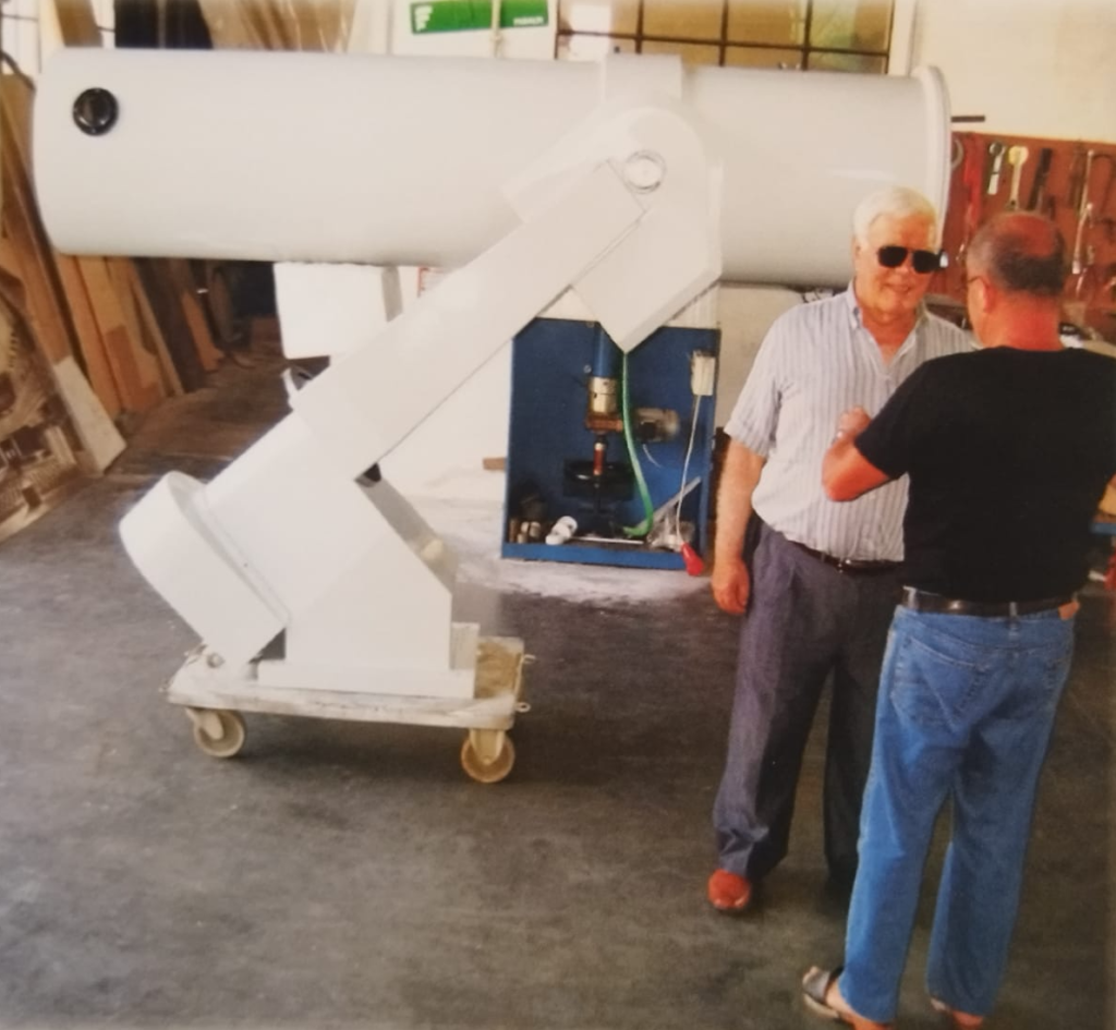 Luigi Pozzi in visita alla ditta Marcon di San Donà di Piave, dietro il telescopio destinato all'osservatorio di Monteromano