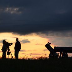 Telescopi al tramonto a monteromano