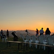 telescopi dei soci in osservatorio al tramonto